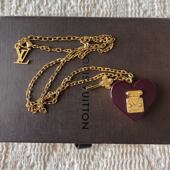 🦄 RARE 🦄 Authentic Louis Vuitton Resin Lock Me Heart Pendant Necklace - Picture 2 of 11